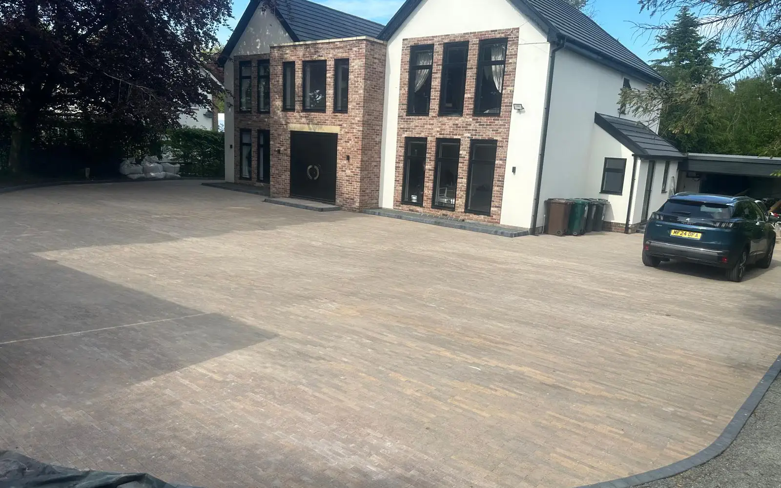 Space Groundworks’ comprehensive groundworks service ranges from excavation & installation of footings and concrete slab to ducting installation, plant operations and earth works (such as bulk soil disposal, remediation, and cut and fill).