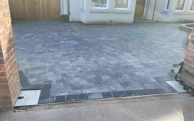 Space Groundworks experienced team of resin installers are able to transform driveways, paths, gardens and commercial spaces.